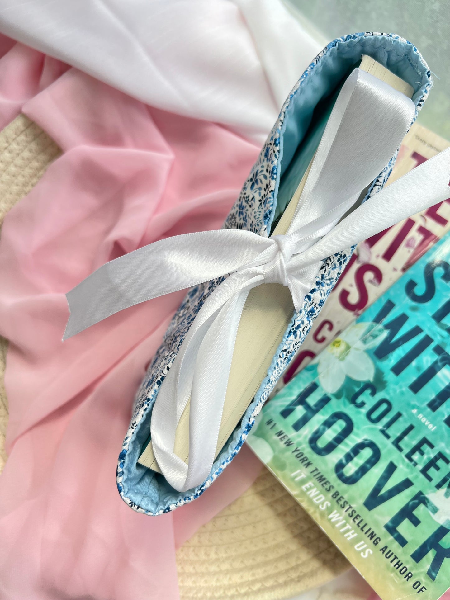 BLUE FLOWERS BOOKSLEEVE